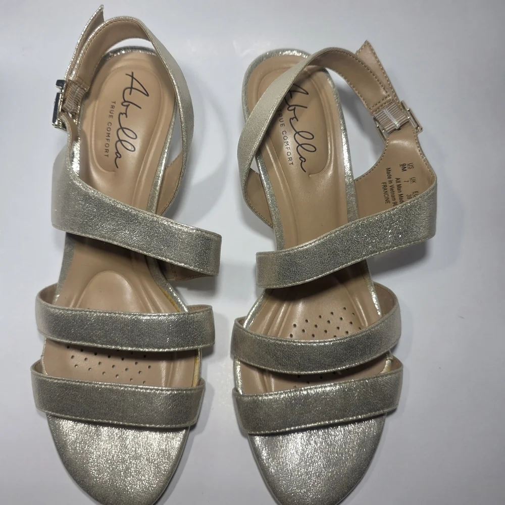Abella True Comfort Gold Strappy Sandals Women’s Size 9M Open Toe Short Heel